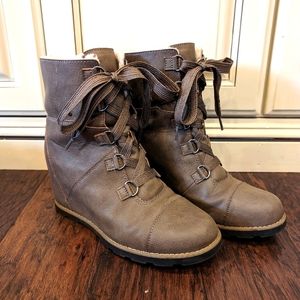 Universal Thread wedge lace up boots size 10